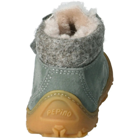 Rückansicht des RICOSTA Barfuß-Knöchelschuh NICO in Salbei; grünes Obermaterial, Fellkragen, braune Sohle.