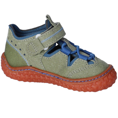 Child wearing RICOSTA Barfußschuh Halbsandale JERRY in eukalyptus and blue, walking on rocky terrain