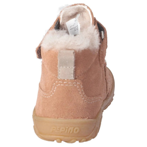 Rückansicht eines cognacfarbenen Ricosta Baby-Knöchelschuh aus Wildleder mit Fellfutter, Zuglasche und heller Gummisohle.