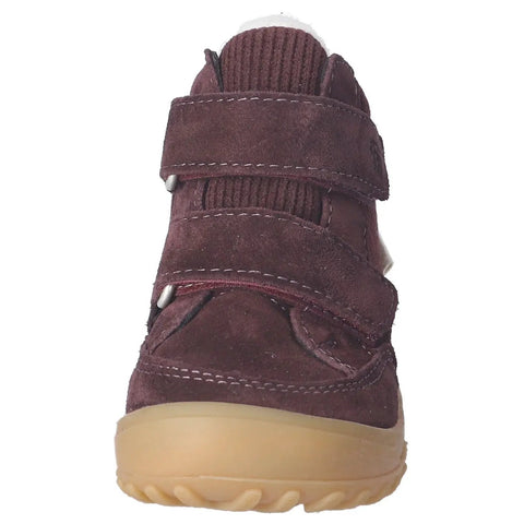 Vorderansicht eines pflaumenfarbenen Ricosta DAVIS Babyschuh aus Wildleder, zwei Klettverschlüsse, beigefarbene Sohle.