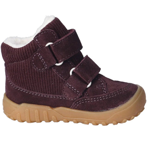Seitenansicht des Ricosta DAVIS Schuhes, pflaumenfarbener Velours mit zwei Klettverschlüssen und weißem Fellfutter.