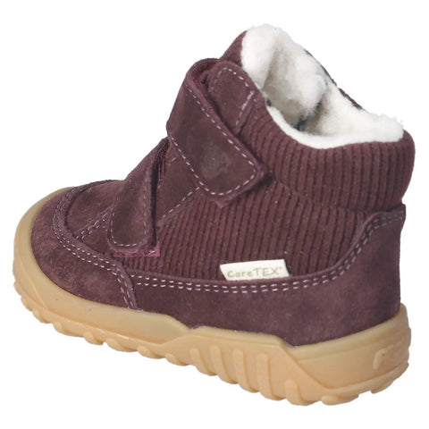 Seitenansicht des RICOSTA DAVIS Schuhe in pflaume; Klettverschluss, Corduroy-Obermaterial, sandfarbene Sohle.