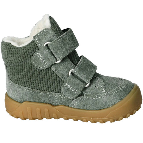 Seitenansicht des Ricosta DAVIS Knöchelschuh für Babys, Salbei, graues Wildleder mit Klettverschluss und brauner Sohle.