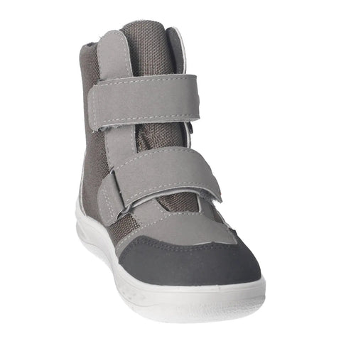 Vorderansicht des RICOSTA SYMPA-TEX Stiefel NEVIS in grau/schwarz mit Klettverschluss; graues Obermaterial, weiße Sohle.