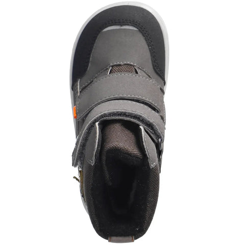 Aufsicht von oben: grauer/ schwarzer Ricosta Stiefel mit Klettverschluss, orange Akzent, braune Innenseite sichtbar.