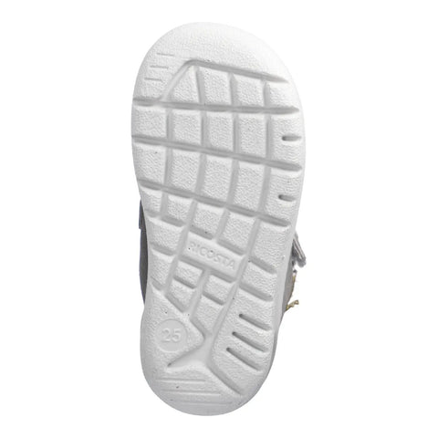 Schuhsohle eines Ricosta Stiefels, weiße Profil-Sohle mit rechteckigem Muster und Ricosta-Logo