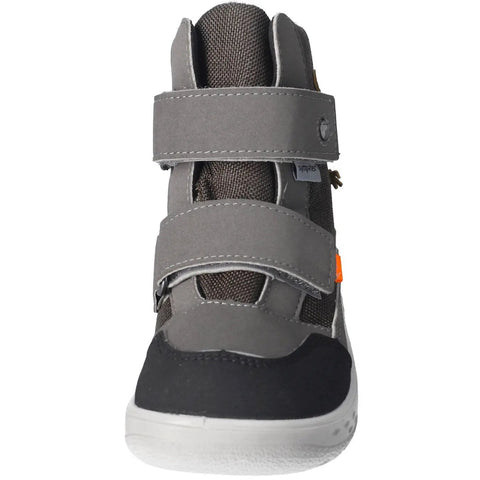 Vorderansicht des RICOSTA Stiefel NEVIS; graues Obermaterial, zwei Klettverschlüsse, weiße Sohle.