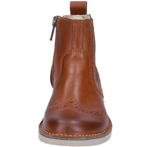 Vorderansicht der Ricosta Stiefelette DALLAS in Cognac aus Leder mit seitlichem Reißverschluss.