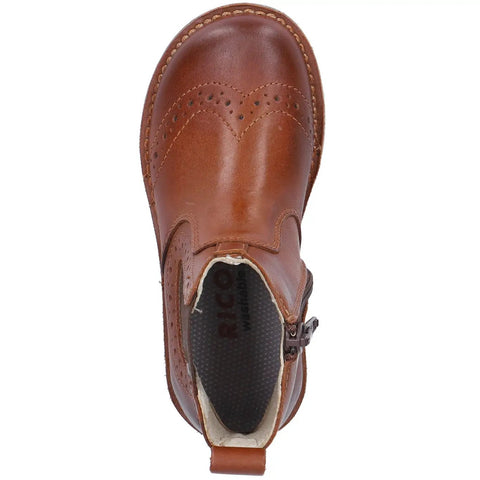 Ansicht von oben: Ricosta Dallas Stiefelette cognac aus Leder; Lochperforationen auf der Kappe, sichtbare Naht, Fersenlasche.