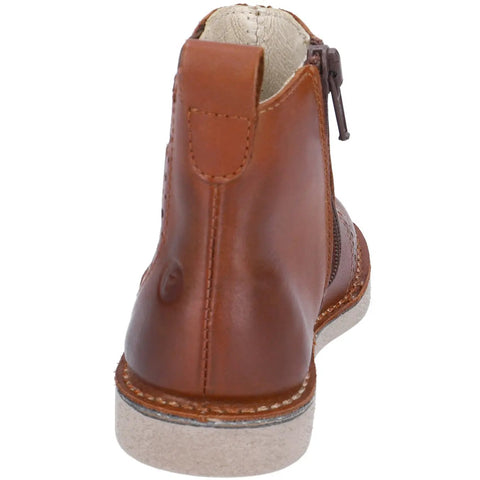 Rückansicht einer cognacfarbenen Ricosta Stiefelette Dallas aus Leder; seitlicher Reißverschluss und heller Sohle.