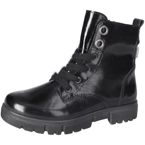 Seitenansicht eines schwarzen Ricosta TEX Stiefel SURI aus glänzendem Lackleder mit Schnürung und grober Profilsohle.
