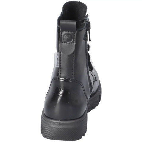 Rückansicht eines schwarzen Ricosta TEX Stiefel SURI; glattes Leder, robuste Sohle, Ricosta-Logo am Seitenteil