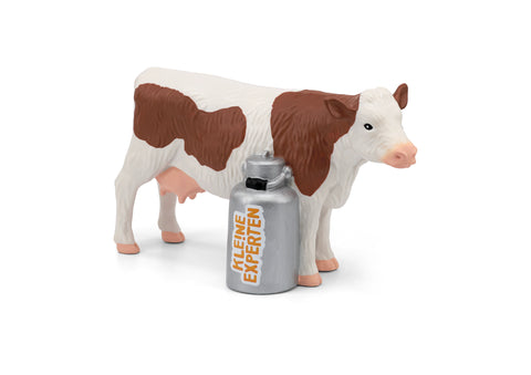 Detailaufnahme der TONIES Figur KLE!NE EXPERTEN, die mit niedlichen Kühen spielen