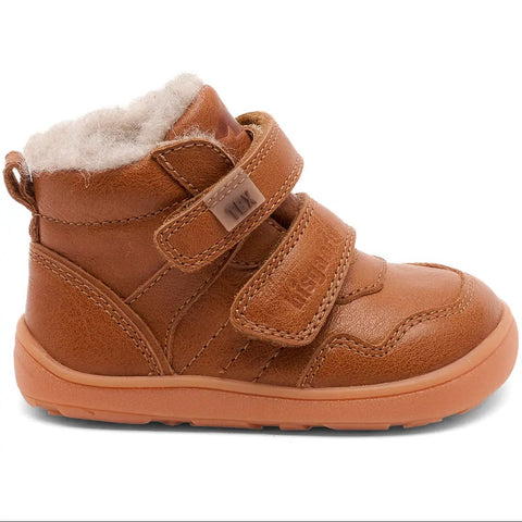Seitenansicht des BISGAARD Barfuß TEX Knöchelschuh cognac; braunes Leder, Fellfutter, Klettverschluss.