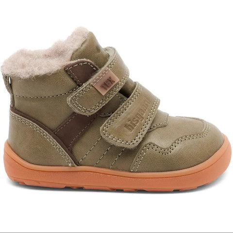 Seitenansicht BISGAARD Barfuß TEX Knöchelschuh in Salbei/Braun, zwei Klettverschlüsse, orange Sohle.