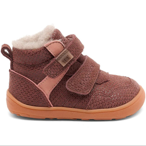 Seitenansicht des BISGAARD Barfuß TEX Knöchelschuhs, beere/altrosa, Velcro-Verschluss, orange Sohle, Futter sichtbar.