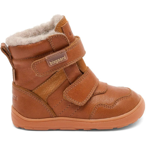 Seitenansicht eines BISGAARD Barfuß TEX Stiefels für Babys & Kinder in cognac, Klettverschluss, orange Sohle, Innenfutter.
