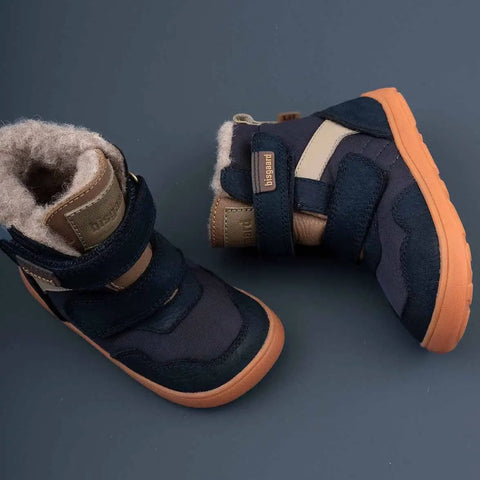 Seitenansicht des BISGAARD Stiefel Modell 64129-5101 für Babys & Kinder, marineblau mit oranger Sohle und Fellfutter.