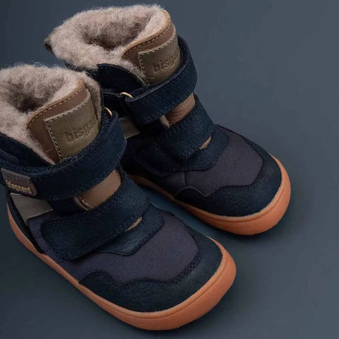 Seitenansicht des BISGAARD Barfuß TEX Stiefel 64129-5101 in navy, braune Sohle, Klettverschluss.