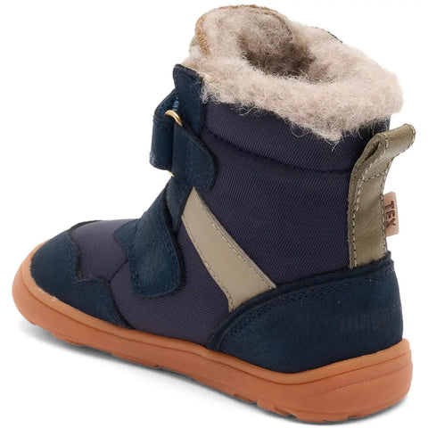 Seitenansicht des BISGAARD Barfuß TEX Stiefel 64129-5101, navy/salbei, Klettverschluss, orangene Sohle, Fellrand.