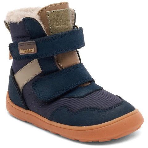 Vorderansicht des BISGAARD Barfuß TEX Stiefel Modell 64129-5101 – navy, beige Akzente, Klettverschluss, orange Sohle, Fellfutter sichtbar.