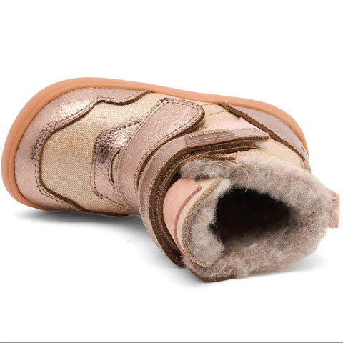 Seitenansicht des BISGAARD Barfuß TEX Stiefels für Babys, roségoldenes Leder, Klettverschluss, Flausch-Innenfutter sichtbar.