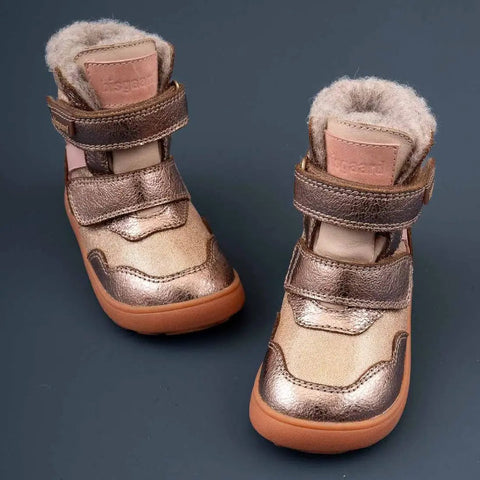 Schuhe BISGAARD Barfuß TEX Stiefel, Vorderansicht von zwei roségoldenen Stiefeln mit Klettverschluss und brauner Sohle