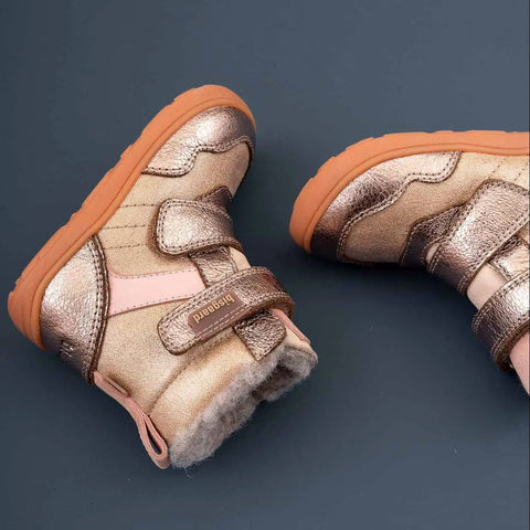 Seitenansicht von BISGAARD Barfuß TEX Stiefel roségold; Klettverschluss, oranger Sohle, Paar.