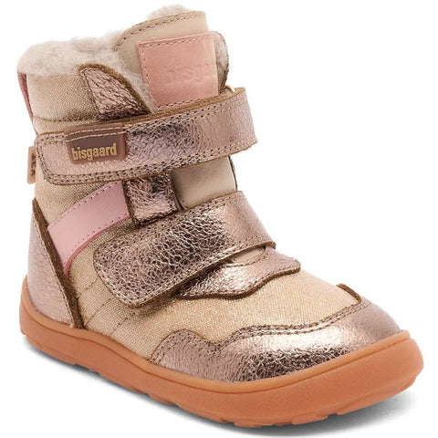 Dreiviertelansicht eines BISGAARD Barfuß TEX Stiefels für Kinder in Roségold; 2 Klettverschlüsse, orange Sohle.