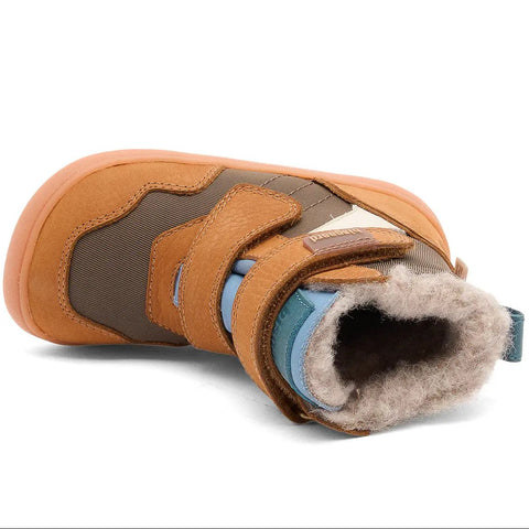 Seitenansicht des BISGAARD Barfuß TEX Stiefels für Babys & Kinder, cognac/blau, Klettverschluss; orange Sohle.