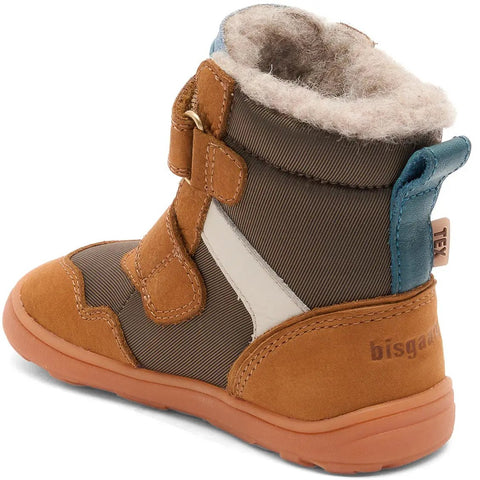 Seitenansicht des BISGAARD Barfuß TEX Stiefel für Kinder in cognac/blau; Fellfutter, Klettverschluss, orange Sohle.