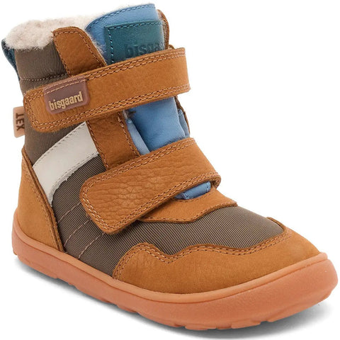 Seitenansicht eines BISGAARD Barfuß TEX Stiefels, cognac/blau, mit Klettverschluss und orange Sohle.