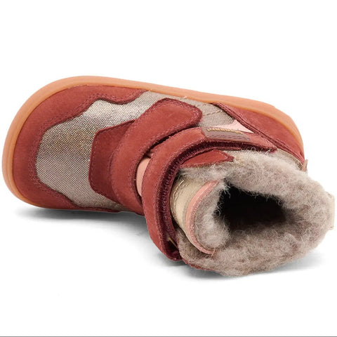 Seitenansicht des BISGAARD Barfuß TEX Stiefel Modell 64129-5115 in Beere mit Klettverschluss