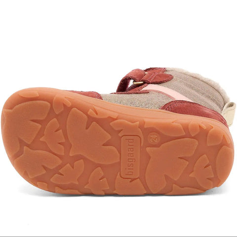 Seitenansicht des BISGAARD Barfuß TEX Stiefel 64129-5115 in Beere; beigefarbenes Obermaterial, orange Gummi-Sohle.