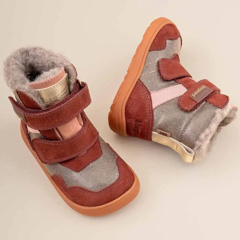 Vorderansicht der BISGAARD Barfuß TEX Stiefel für Babys & Kinder, beerefarbene Schuhe mit Velcro-Verschluss