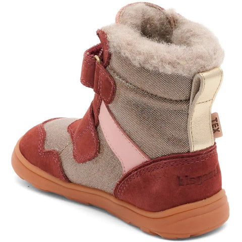 Seitenansicht der BISGAARD Barfuß TEX Stiefel 64129-5115 in Beere/Roségold mit orangefarbener Sohle.