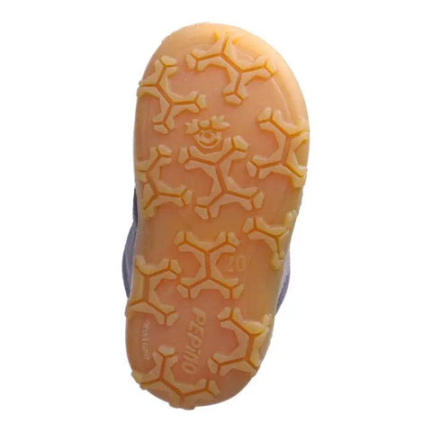 Unteransicht eines lila Ricosta Knöchelschuh COLIN; cremefarbene Gummisohle mit hexagonalem Profil, Ricosta-Logo sichtbar.