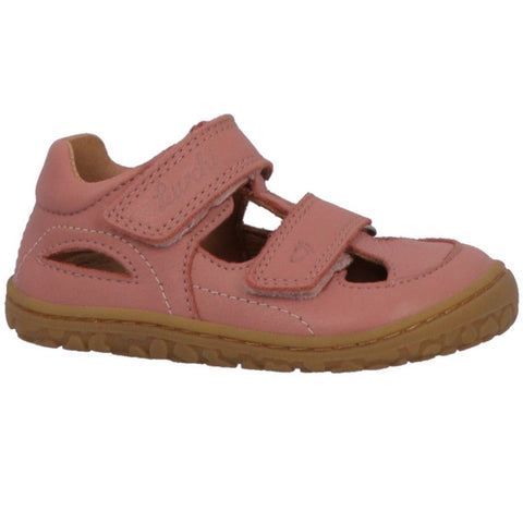 Girl wearing LURCHI Barfuß Halbsandale NANDO in rosa, a comfortable and stylish pink half-sandal for barefoot walking
