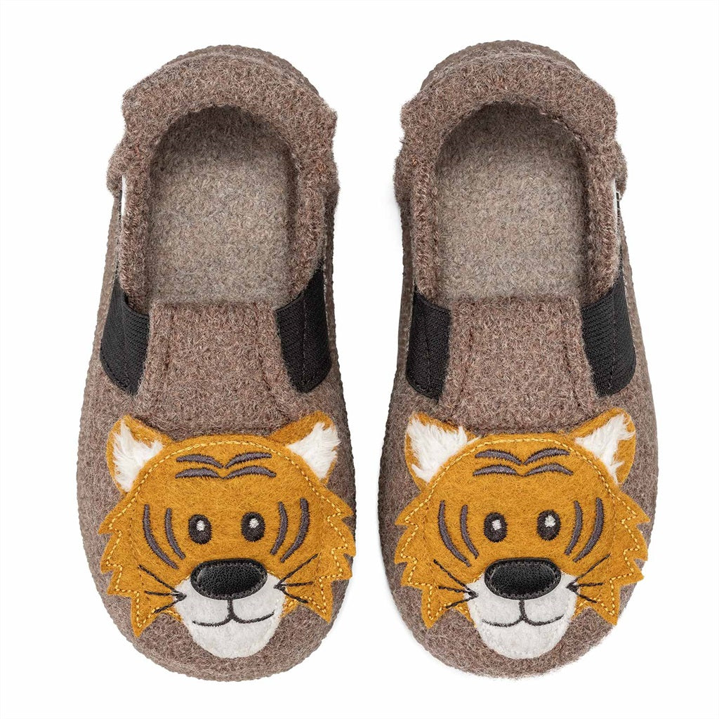 Heller braune NANGA Hausschuh mit Tiger-Muster, aus Bio-Wolle und Filz, mit Klettverschluss, rutschfester Gummisohle und kuscheliger Innensohle, ideal für gemütliche Hausstunden