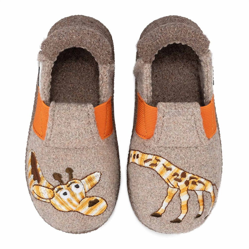 Beige und orangefarbener Hausschuh mit Giraffenmuster, aus Bio-Wolle, mit Klettverschluss, rutschfester Sohle und kuschelig warmer Innensohle