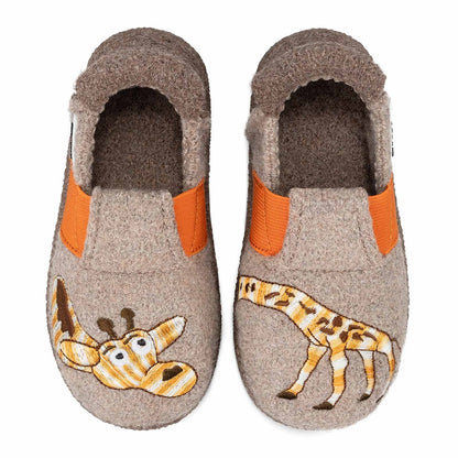 Beige und orangefarbener Hausschuh mit Giraffenmuster, aus Bio-Wolle, mit Klettverschluss, rutschfester Sohle und kuschelig warmer Innensohle