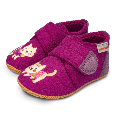 Komfortable Hausschuhe in lila mit niedlichem Katzenmotiv