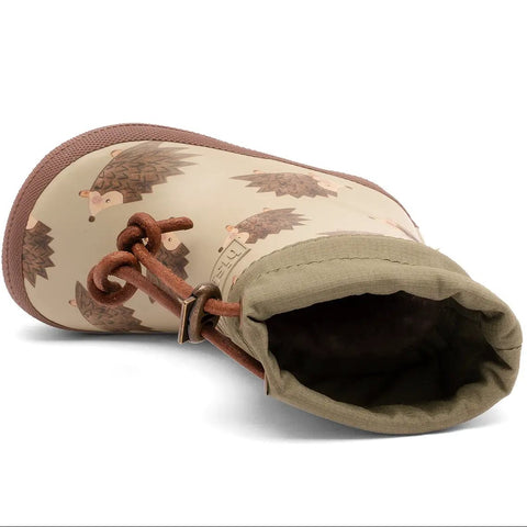 Seitenansicht eines BISGAARD Barfuß Thermo-Gummistiefels; beige Außenmaterial, braunes Igel-Muster, braune Kordel, Sohle