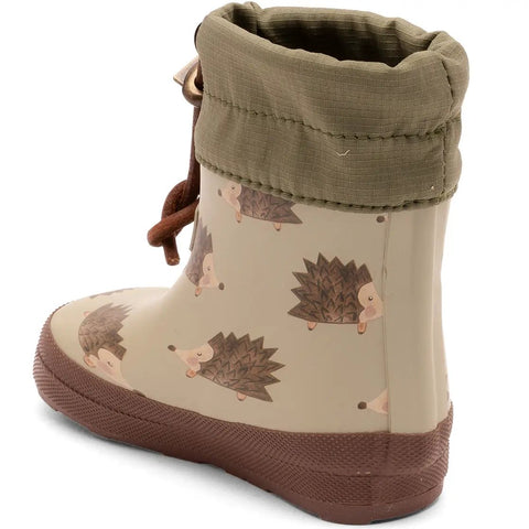 Seitenansicht des BISGAARD Barfuß Thermo Gummistiefel Modell 92023-5136: beige Stiefel mit Igel-Muster, grünem Oberrand, braune Sohle.