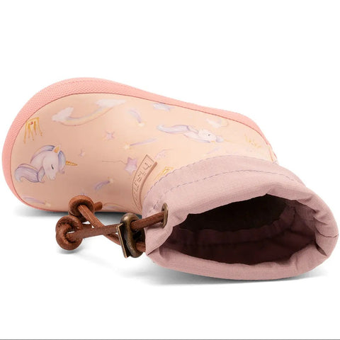 Seitenansicht eines pinken BISGAARD Barfuß Thermo-Gummistiefels mit Einhorn-Motiv und braunem Kordelzug.