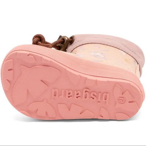 Unteransicht eines rosa BISGAARD Barfuß Thermo Gummistiefels, pinke Sohle mit Muster, braune Kordel und Metallösen sichtbar.