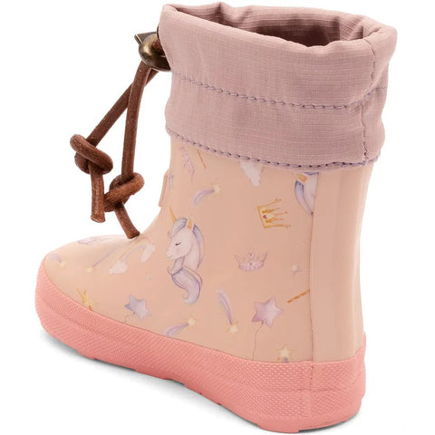 Seitenansicht eines BISGAARD Barfuß Thermo Gummistiefels mit Einhorn-Muster, rosa Stulpe, brauner Kordelzug, pinke Sohle