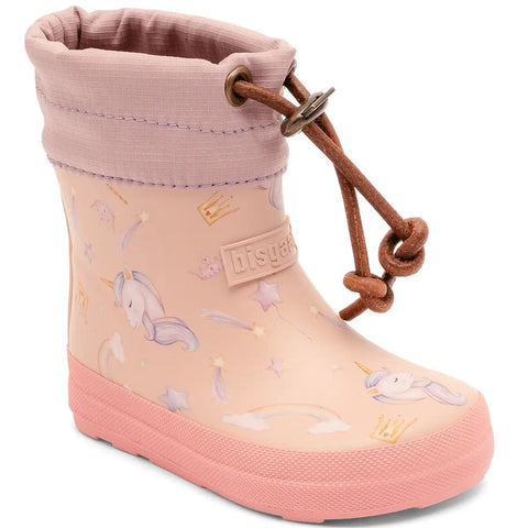 Seitenansicht eines rosa BISGAARD Barfuß Thermo-Gummistiefels mit Einhorn-Print, rosa Sohle und braunem Schnürzug.