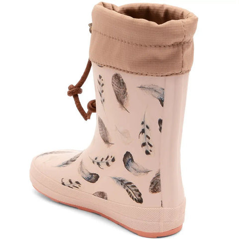 Seitenansicht des BISGAARD Barfuß Thermo Gummistiefel Modell 92024-5135 in Beige mit Feder-Motiv, brauner Kordelzug.