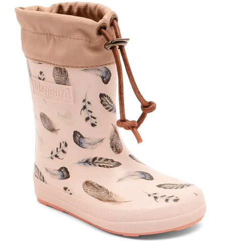 Seitenansicht des BISGAARD Barfuß Thermo Gummistiefel 92024-5135, creme/beige, Federn, brauner Kordelzug, rosa Sohle.